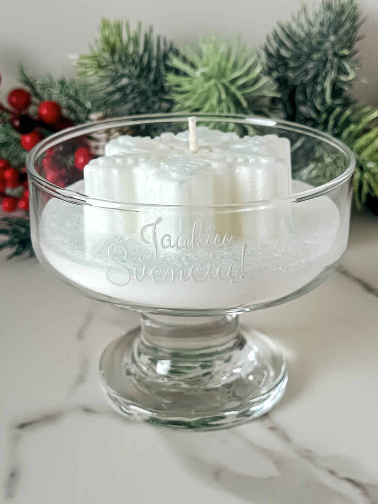 Kalėdinė žvakė „Jaukių švenčių“ su snaige – Spanguolės, Medis ir Vanilė